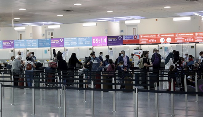 Βρετανία: Μπάχαλο με τις πτήσεις προς Ελλάδα – Μπλόκο στους ταξιδιώτες λόγω PLF