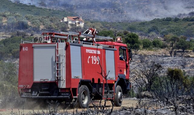 Μεγάλη φωτιά σε εξέλιξη στην Ικαρία – Δεν απειλούνται σπίτια