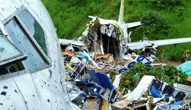 Ινδία: Ανακτήθηκαν τα “μαύρα κουτιά” του αεροσκάφους που κόπηκε στα δύο