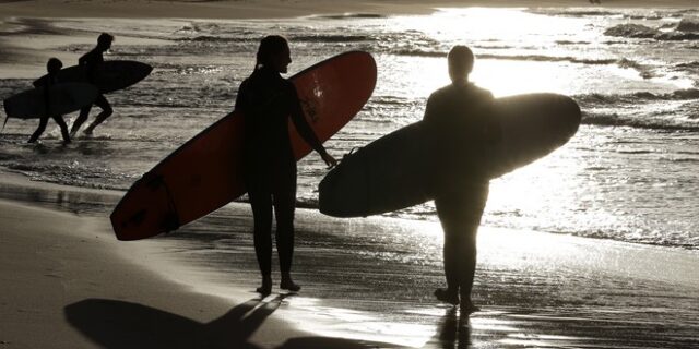 Αυστραλία: Σέρφερ πήδηξε πάνω σε καρχαρία για να σώσει τη γυναίκα του