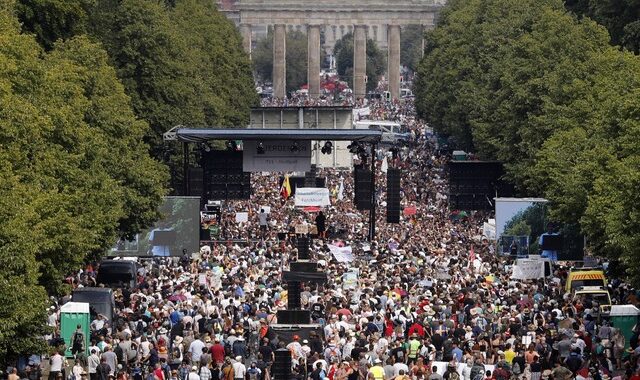 Γερμανία: Διαδήλωση συνωμοσιολόγων ακροδεξιών στο Βερολίνο