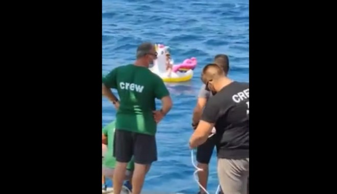 Παιδάκι με φουσκωτό παρασύρθηκε από ρεύματα στο Αντίρριο – Διάσωση από ferry boat
