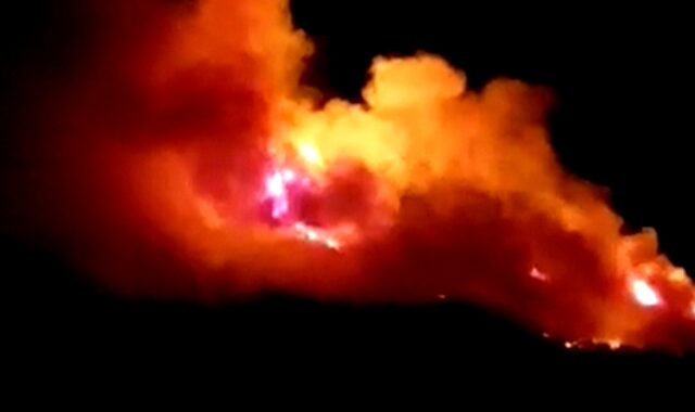 Ικαρία: Εκτός ελέγχου η φωτιά στο Μονοκάμπι – Εκκενώθηκαν προληπτικά οικισμοί