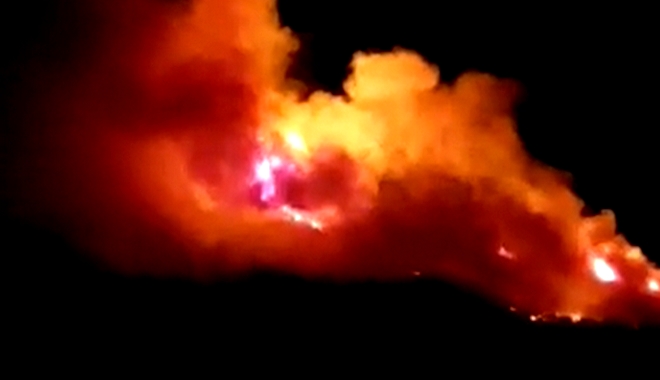 Ικαρία: Εκτός ελέγχου η φωτιά στο Μονοκάμπι – Εκκενώθηκαν προληπτικά οικισμοί