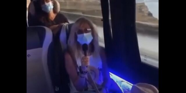 Άννα Βίσση: Τραγουδά μέσα σε λεωφορείο της Σαντορίνης φορώντας μάσκα