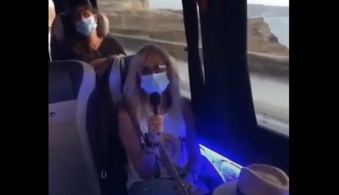 Άννα Βίσση: Τραγουδά μέσα σε λεωφορείο της Σαντορίνης φορώντας μάσκα