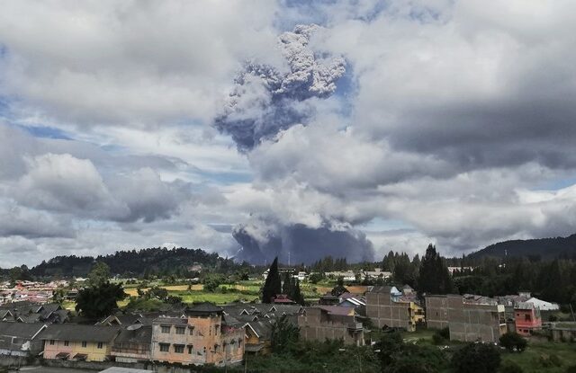 Ινδονησία: Εξερράγη το ηφαίστειο Σιναμπούνγκ – Εντυπωσιακό βίντεο