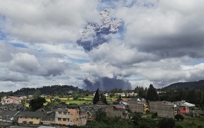 Ινδονησία: Εξερράγη το ηφαίστειο Σιναμπούνγκ – Εντυπωσιακό βίντεο