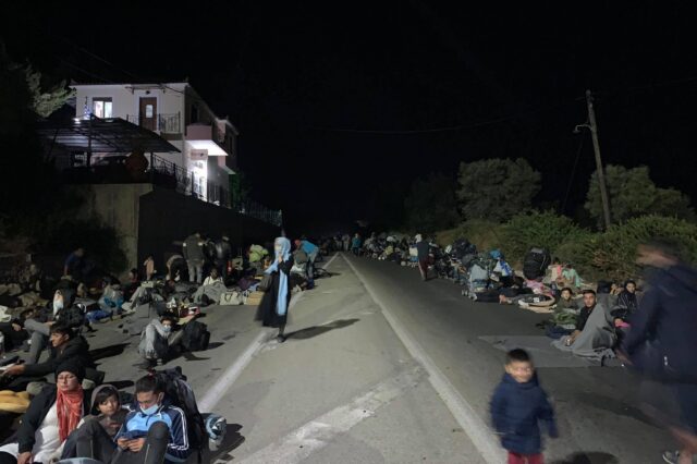 Μια νύχτα στη Μόρια: Πρόσφυγες και μετανάστες στο δρόμο – “Κανείς δεν νοιάζεται”