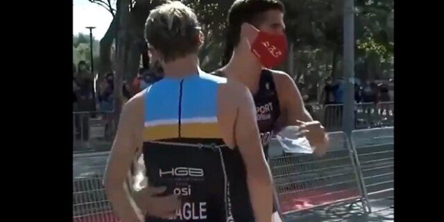 Ισπανία: Απίστευτη πράξη “ευ αγωνίζεσθαι” στους αγώνες τριάθλου