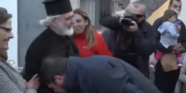 Πατέρας Κωνσταντίνος: “Ο κ. Χαρδαλιάς ασπάστηκε το χέρι μου – Θέλω να τον συγχαρώ”