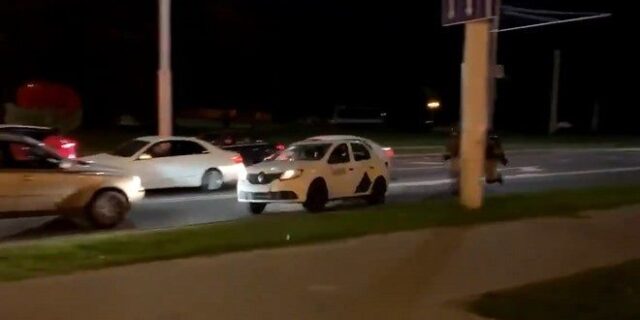 Λευκορωσία: Οδηγός ταξί βοηθά διαδηλωτή να ξεφύγει από την αστυνομία