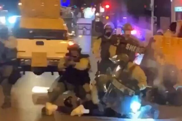 Ωμή αστυνομική βία ξανά στους δρόμους των ΗΠΑ: Αστυνομικός χτυπάει με ασπίδα διαδηλωτή