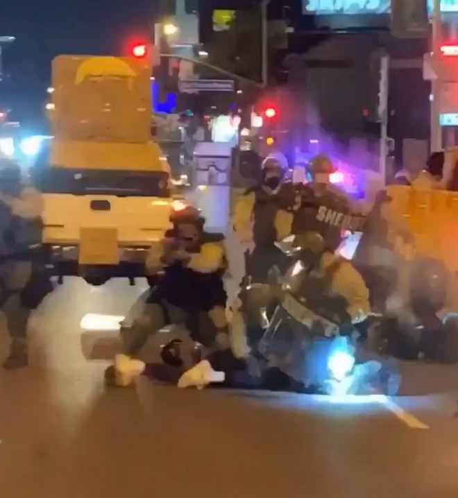 Ωμή αστυνομική βία ξανά στους δρόμους των ΗΠΑ: Αστυνομικός χτυπάει με ασπίδα διαδηλωτή