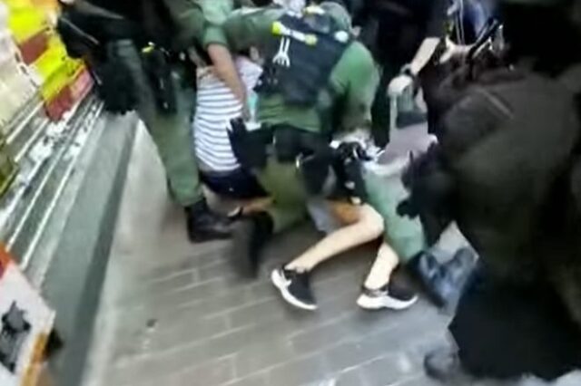 Οργή στο Χονγκ Κονγκ: Αστυνομία ακινητοποιεί και ξυλοκοπεί 12χρονο κορίτσι