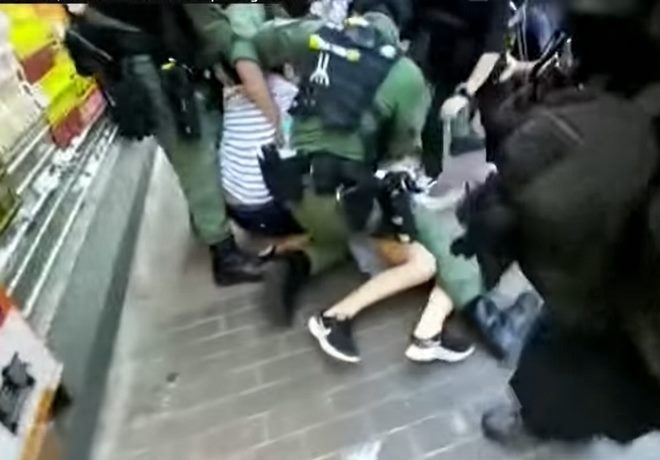 Οργή στο Χονγκ Κονγκ: Αστυνομία ακινητοποιεί και ξυλοκοπεί 12χρονο κορίτσι