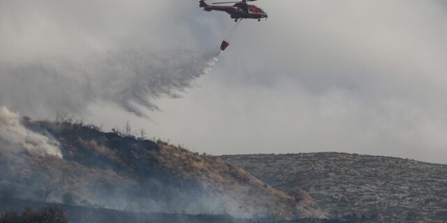 Φωτιά στον Υμηττό: Έκλεισαν δρόμοι και απομακρύνθηκαν κάτοικοι