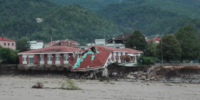 Ιανός: Τεράστιες καταστροφές στο Μουζάκι – Κατέρρευσε το Κέντρο Υγείας