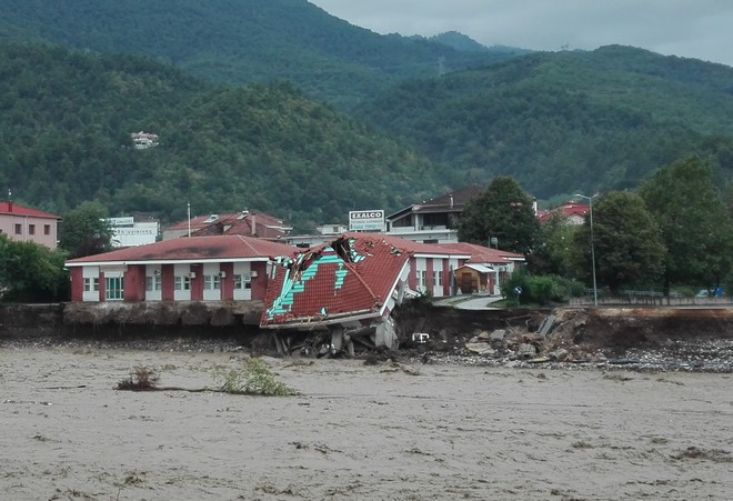 Ιανός: Τεράστιες καταστροφές στο Μουζάκι – Κατέρρευσε το Κέντρο Υγείας