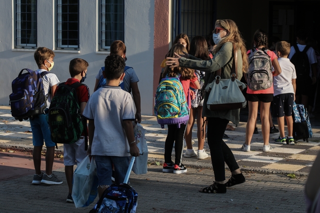 Σχολεία: Ένα διαφορετικό πρώτο κουδούνι – Οι μαθητές, οι μάσκες και τα λίγα παρατράγουδα