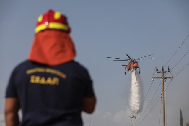 Φωτιά στον Υμηττό: Η μάχη με τις φλόγες σε 20 καρέ