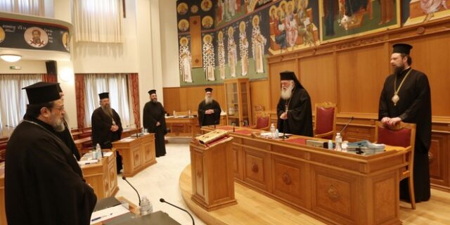 100 νεκροί τη μέρα, ας μονιμοποιήσουμε 4000 ακόμη ιερείς