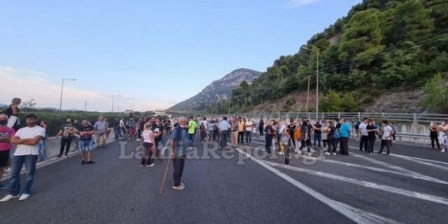 Καμένα Βούρλα: Έκλεισε η Αθηνών – Λαμίας λόγω διαμαρτυρίας για τους μετανάστες