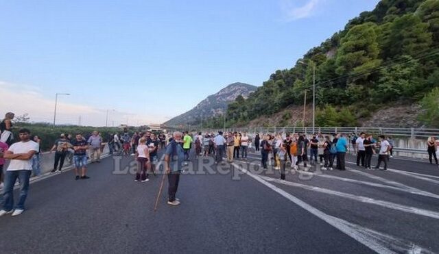 Καμένα Βούρλα: Έκλεισε η Αθηνών – Λαμίας λόγω διαμαρτυρίας για τους μετανάστες