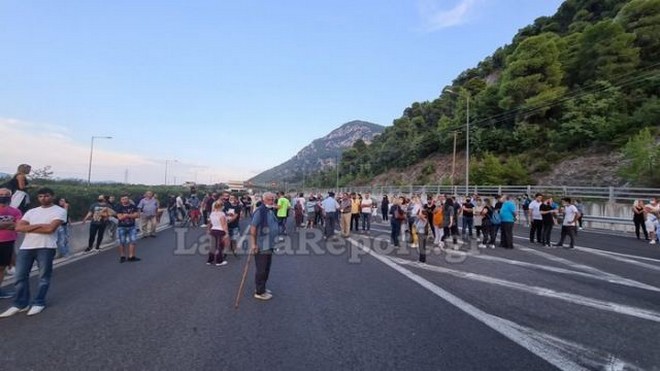 Καμένα Βούρλα: Έκλεισε η Αθηνών – Λαμίας λόγω διαμαρτυρίας για τους μετανάστες