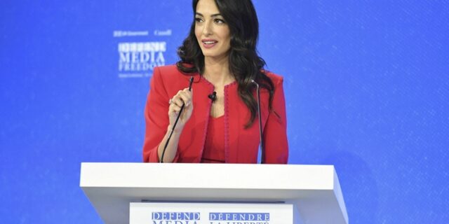 Αμάλ Κλούνεϊ: Διαμαρτυρόμενη, παραιτείται από ειδική απεσταλμένη της Βρετανίας