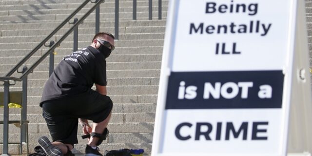 ΗΠΑ: Η αστυνομία έδωσε στη δημοσιότητα τα πλάνα της επίθεσης με 12 σφαίρες σε αυτιστικό αγόρι