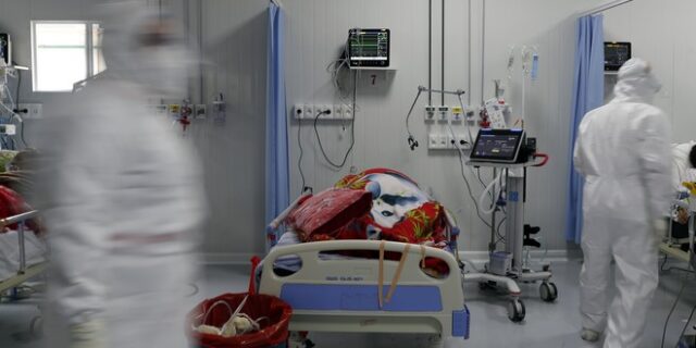 Κορονοϊός: Συναγερμός από τους θανάτους και τις αυξημένες νοσηλείες σε ΜΕΘ