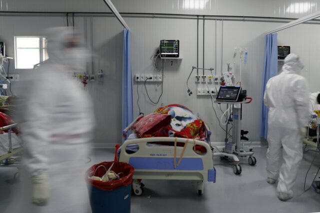 Κορονοϊός: Συναγερμός από τους θανάτους και τις αυξημένες νοσηλείες σε ΜΕΘ