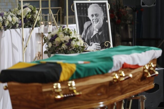 Νότια Αφρική: Κηδεύθηκε ο Τζορτζ Μπίζος, ο δικηγόρος του Νέλσον Μαντέλα