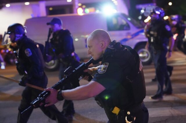 ΗΠΑ: Τραυματισμός δύο αστυνομικών από σφαίρες σε αντιρατσιστική διαδήλωση