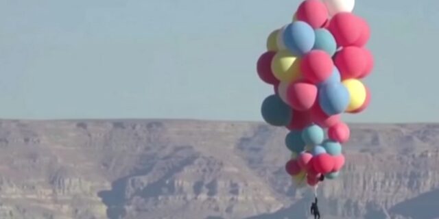 Άνδρας πέταξε πάνω από την έρημο της Αριζόνα, κρατώντας μπαλόνια με ήλιο
