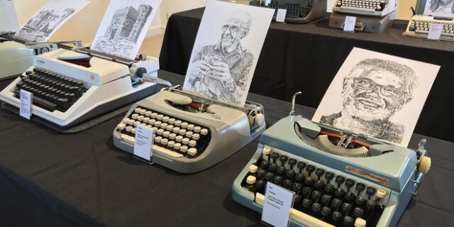 Ο Τζέιμς Κουκ ζωγραφίζει με μια γραφομηχανή