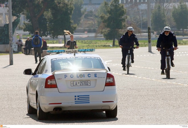 Κορονοϊός: Έλεγχοι και πρόστιμα από την ΕΛ.ΑΣ. για τον συγχρωτισμό σε πλατείες