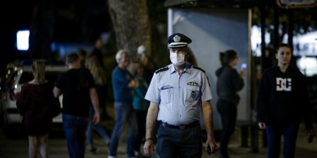 Αστυνομικοί έδιωξαν πολίτες από την πλατεία Βαρνάβα