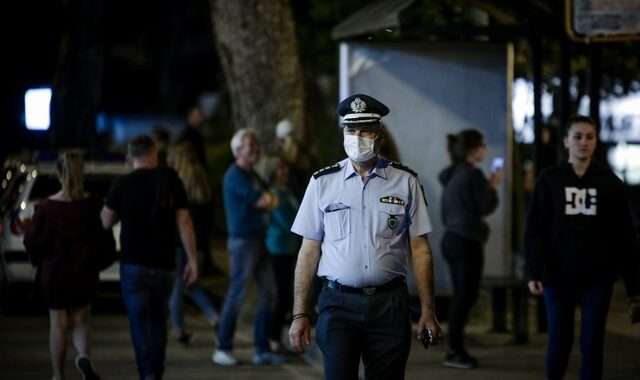 Αστυνομικοί έδιωξαν πολίτες από την πλατεία Βαρνάβα