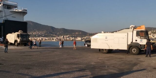Λέσβος: Αύρες και ΜΑΤ έφτασαν στο λιμάνι της Μυτιλήνης