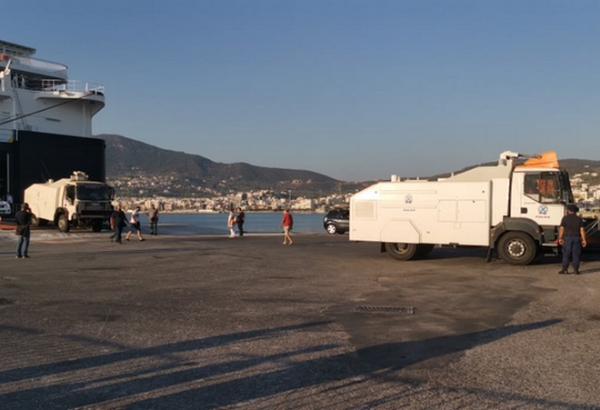 Λέσβος: Αύρες και ΜΑΤ έφτασαν στο λιμάνι της Μυτιλήνης