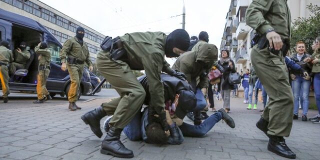 Λευκορωσία: Βίαιες συλλήψεις διαδηλωτών στο Μινσκ