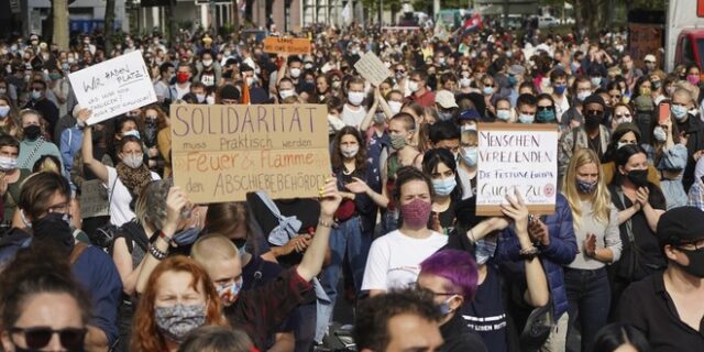 Βερολίνο: Χιλιάδες διαδηλωτές αξίωσαν υποδοχή προσφύγων από τη Μόρια