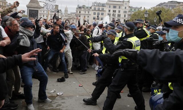 Βρετανία: Συλλήψεις και τραυματισμοί αστυνομικών σε συγκέντρωση κατά των μέτρων για τον κορονοϊό