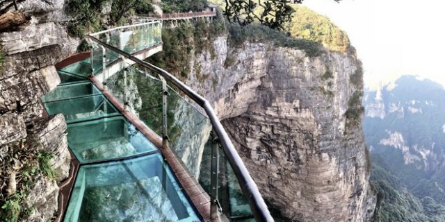 “Ένας διαφανής διάδρομος στον αέρα” – Η μεγαλύτερη γυάλινη γέφυρα στον κόσμο