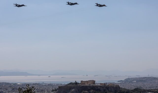 Αεροσκάφη C-130 πέταξαν πάνω από την Αθήνα