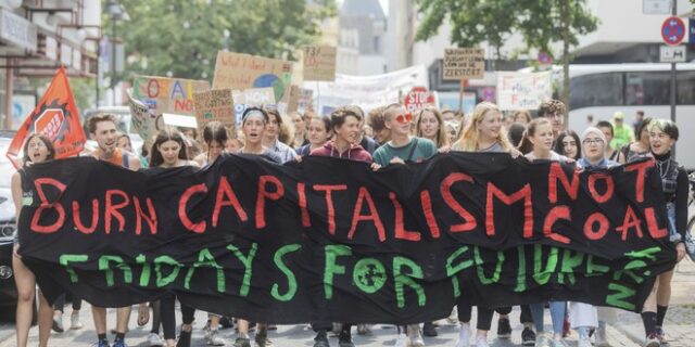 Ένας καταπληκτικός καπιταλισμός και ένα ιστορικό ραντεβού για τις μάζες