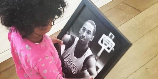 Συγκινητικό: Η 3χρονη κόρη του Κόμπι Μπράιαντ κρατάει φωτογραφία του