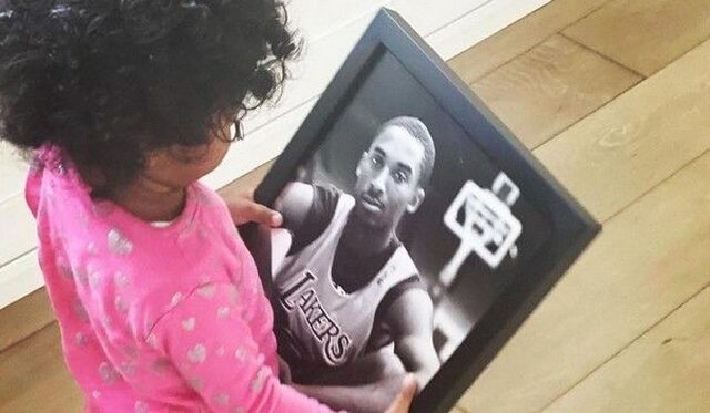 Συγκινητικό: Η 3χρονη κόρη του Κόμπι Μπράιαντ κρατάει φωτογραφία του